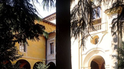 Il chiostro d'ingresso della Biblioteca Classense con la facciata barocca