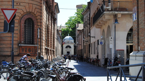 La tomba di Dante vista da via Alighieri