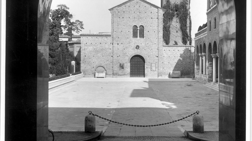 La basilica di San Francesco in una cartolina del 1952