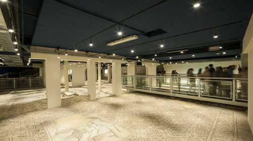 I pavimenti di mosaico all'interno della Domus dei Tappeti di Pietra