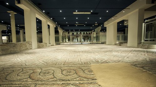 I pavimenti di mosaico all'interno della Domus dei Tappeti di Pietra