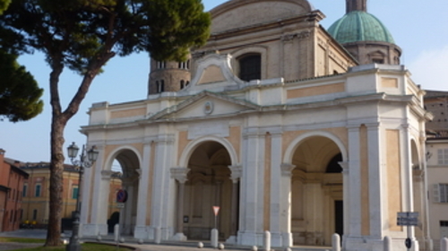 La facciata della cattedrale metropolitana della Risurrezione di Nostro Signore Gesù Cristo