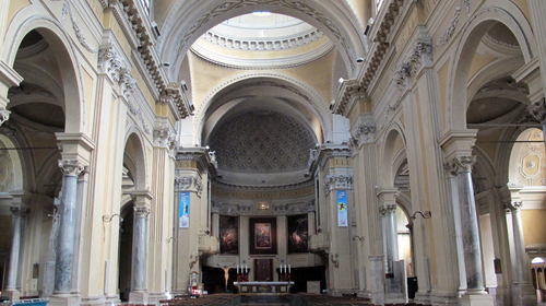 L'interno della cattedrale metropolitana della Risurrezione di Nostro Signore Gesù Cristo