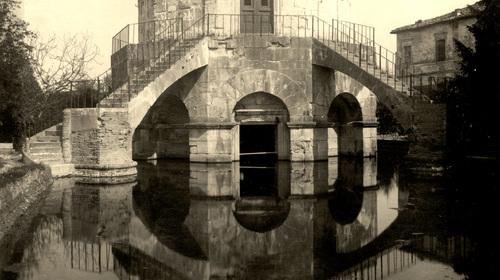 Il Mausoleo di Teoderico invaso dalle acque in una foto del 1905 (copyright Biblioteca Classense)