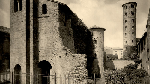 Il fianco del Palazzo di Teoderico con la Torre di Sant'Apollinare, Edizioni Alinari, 1927