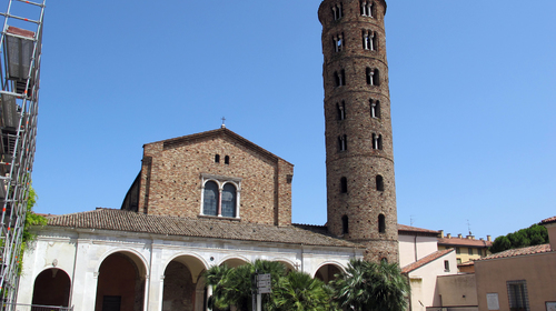 La facciata di Sant'Apollinare Nuovo