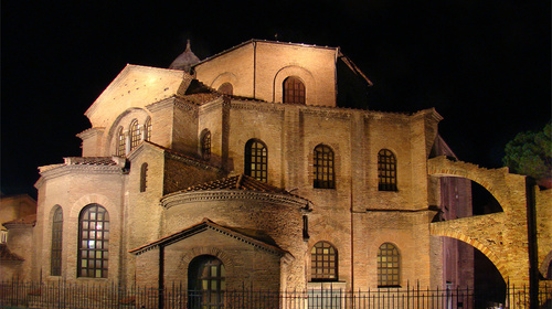 Immagine notturna di San Vitale