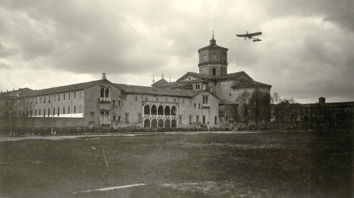 Pietro Bezzi, L'aviatore Giovanni Widmer (1892-1971)  vola sopra la basilica di Santa Maria in Porto, 1920 (copyright Biblioteca Classense)